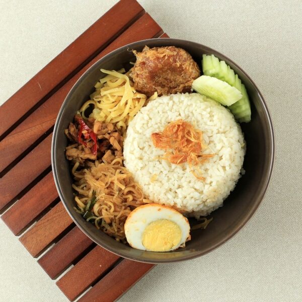 Foto nasi tumpeng khas Grobogan yang lezat, disajikan dengan lauk pauk lengkap dan garnish tradisional, siap untuk dinikmati dalam acara spesial.