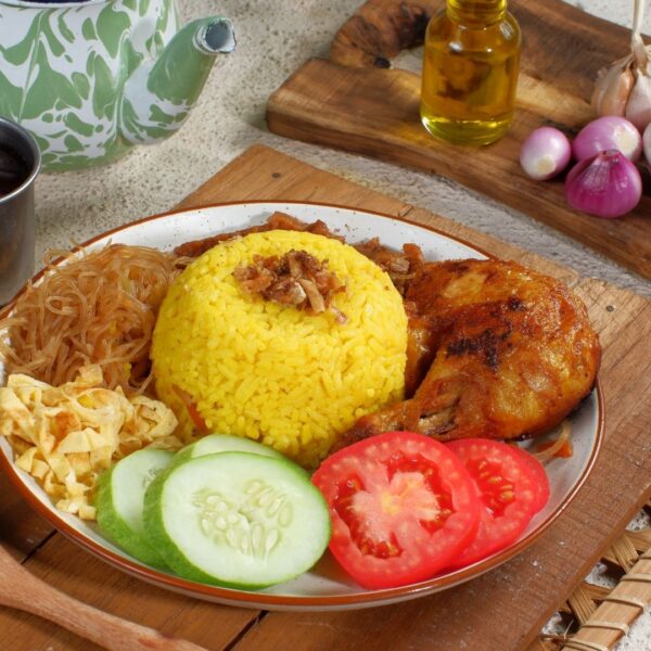 Foto nasi tumpeng khas Grobogan yang lezat, disajikan dengan lauk pauk lengkap dan garnish tradisional, siap untuk dinikmati dalam acara spesial.