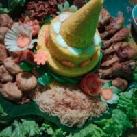 Foto nasi tumpeng khas Karanganyar yang lezat, disajikan dengan lauk pauk lengkap dan garnish tradisional, siap untuk dinikmati dalam acara spesial.