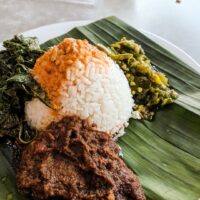 Foto nasi tumpeng khas Karangawen yang lezat, disajikan dengan lauk pauk lengkap dan garnish tradisional, siap untuk dinikmati dalam acara spesial.