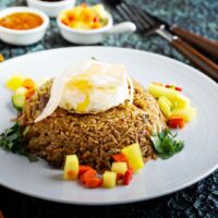 Foto nasi tumpeng khas Karangtengah yang lezat, disajikan dengan lauk pauk lengkap dan garnish tradisional, siap untuk dinikmati dalam acara spesial.