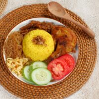 Foto nasi tumpeng khas Mijen yang lezat, disajikan dengan lauk pauk lengkap dan garnish tradisional, siap untuk dinikmati dalam acara spesial.