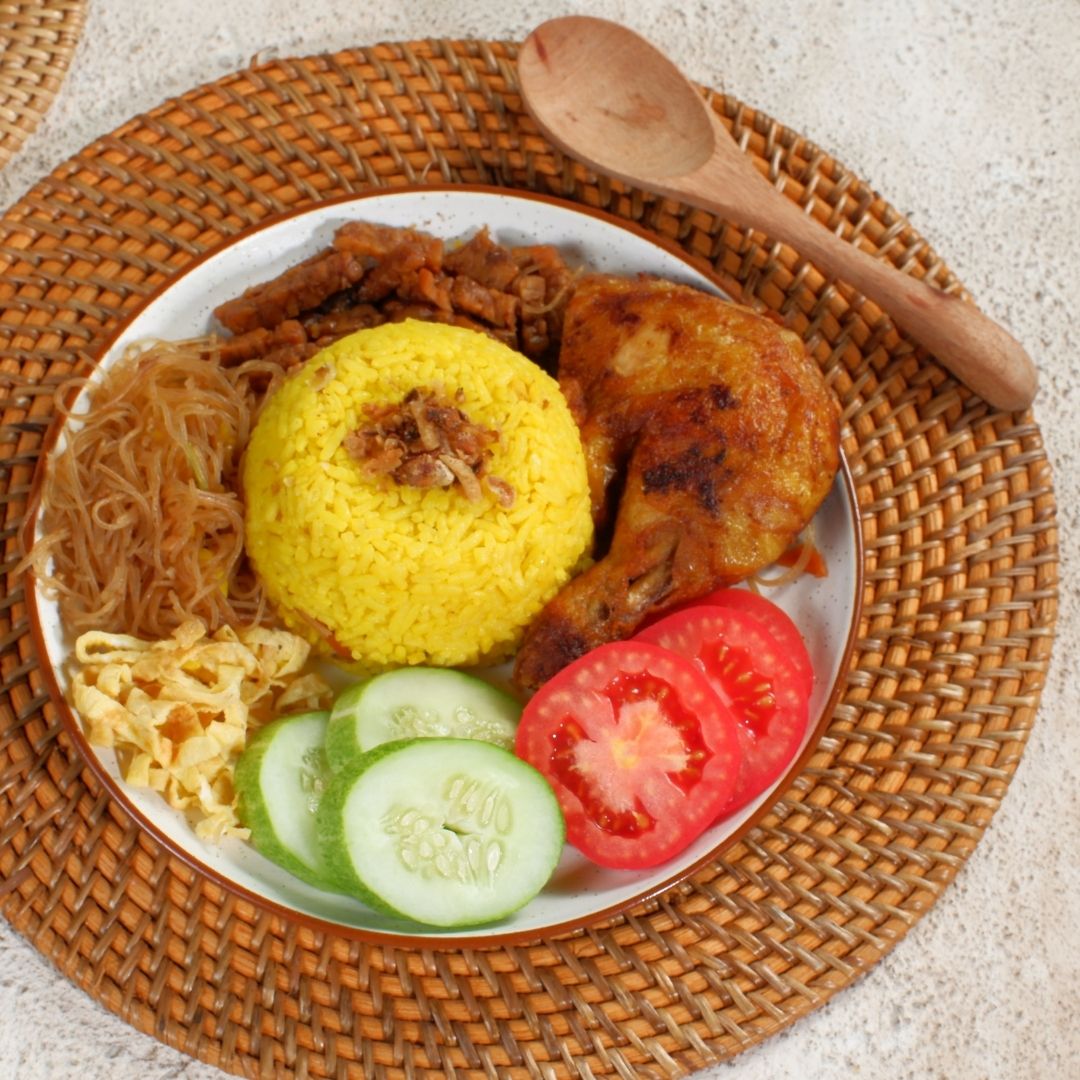 Foto nasi tumpeng khas Grobogan yang lezat, disajikan dengan lauk pauk lengkap dan garnish tradisional, siap untuk dinikmati dalam acara spesial.