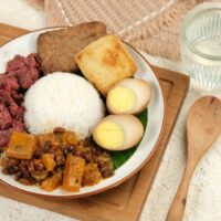 Foto nasi tumpeng khas Mranggen yang lezat, disajikan dengan lauk pauk lengkap dan garnish tradisional, siap untuk dinikmati dalam acara spesial.