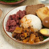 Foto nasi tumpeng khas Wedung yang lezat, disajikan dengan lauk pauk lengkap dan garnish tradisional, siap untuk dinikmati dalam acara spesial.