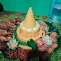 Foto nasi tumpeng khas Kandangserang yang lezat, disajikan dengan lauk pauk lengkap dan garnish tradisional, siap untuk dinikmati dalam acara spesial.