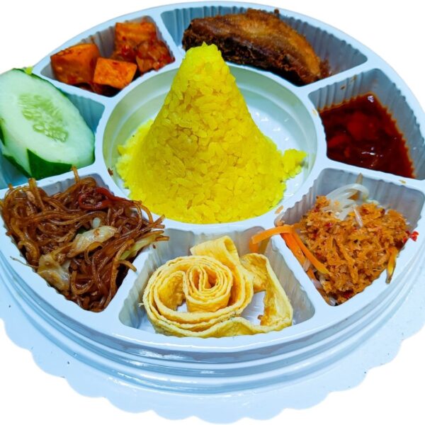 Foto nasi tumpeng khas Demak yang lezat, disajikan dengan lauk pauk lengkap dan garnish tradisional, siap untuk dinikmati dalam acara spesial.